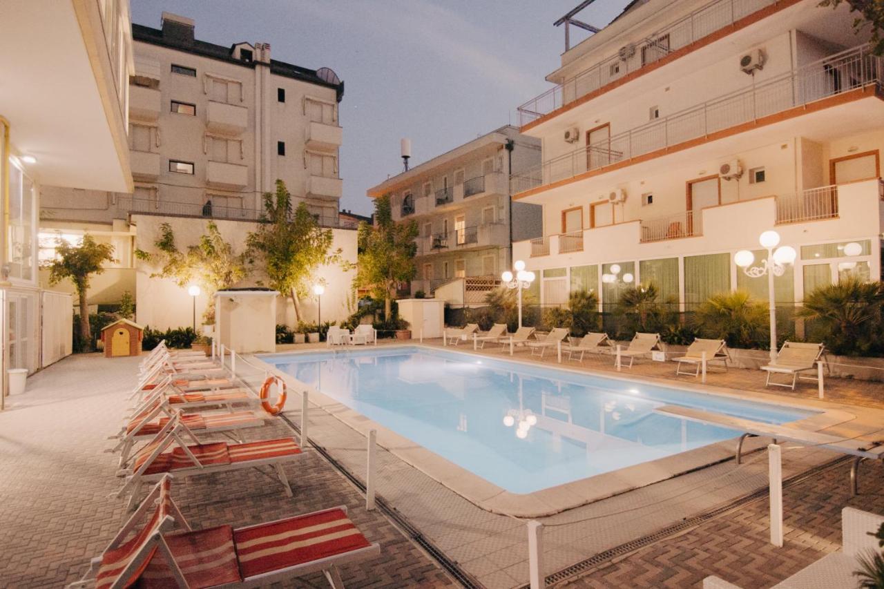 Hotel Beverly Rimini Esterno foto