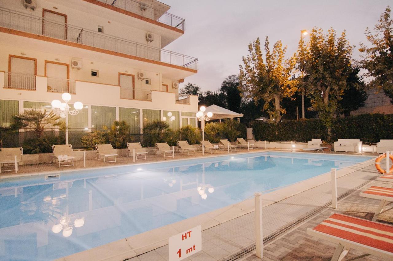 Hotel Beverly Rimini Esterno foto