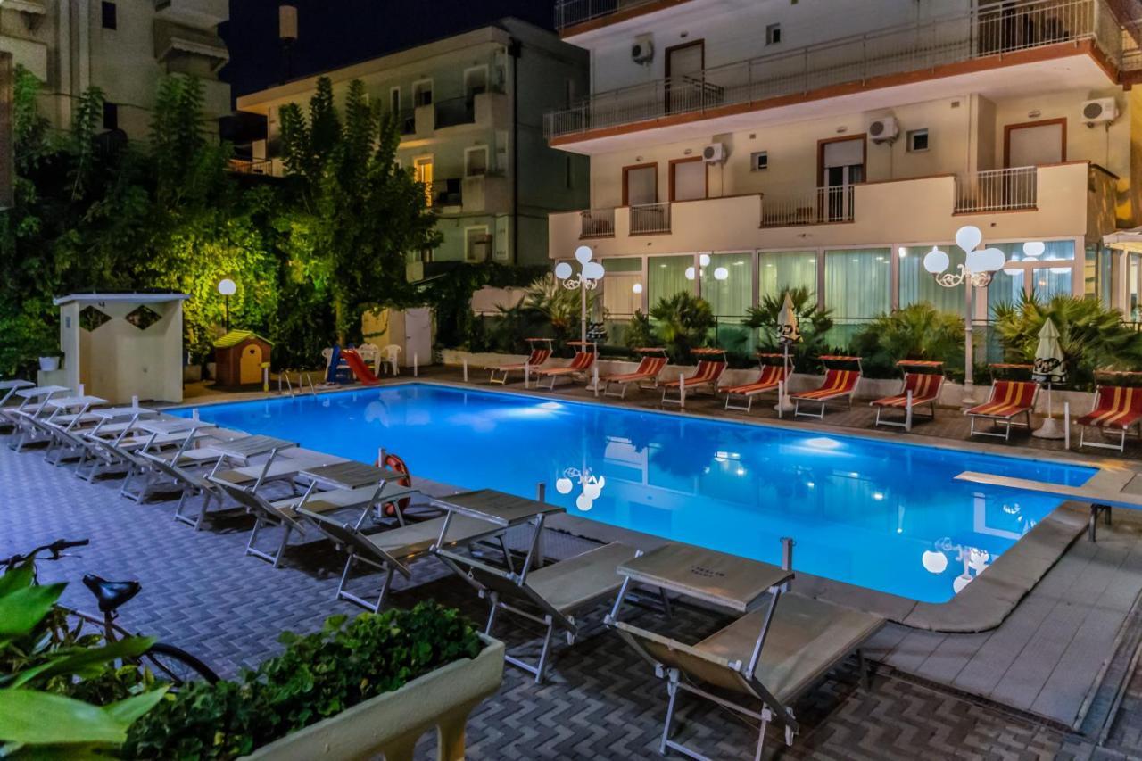 Hotel Beverly Rimini Esterno foto